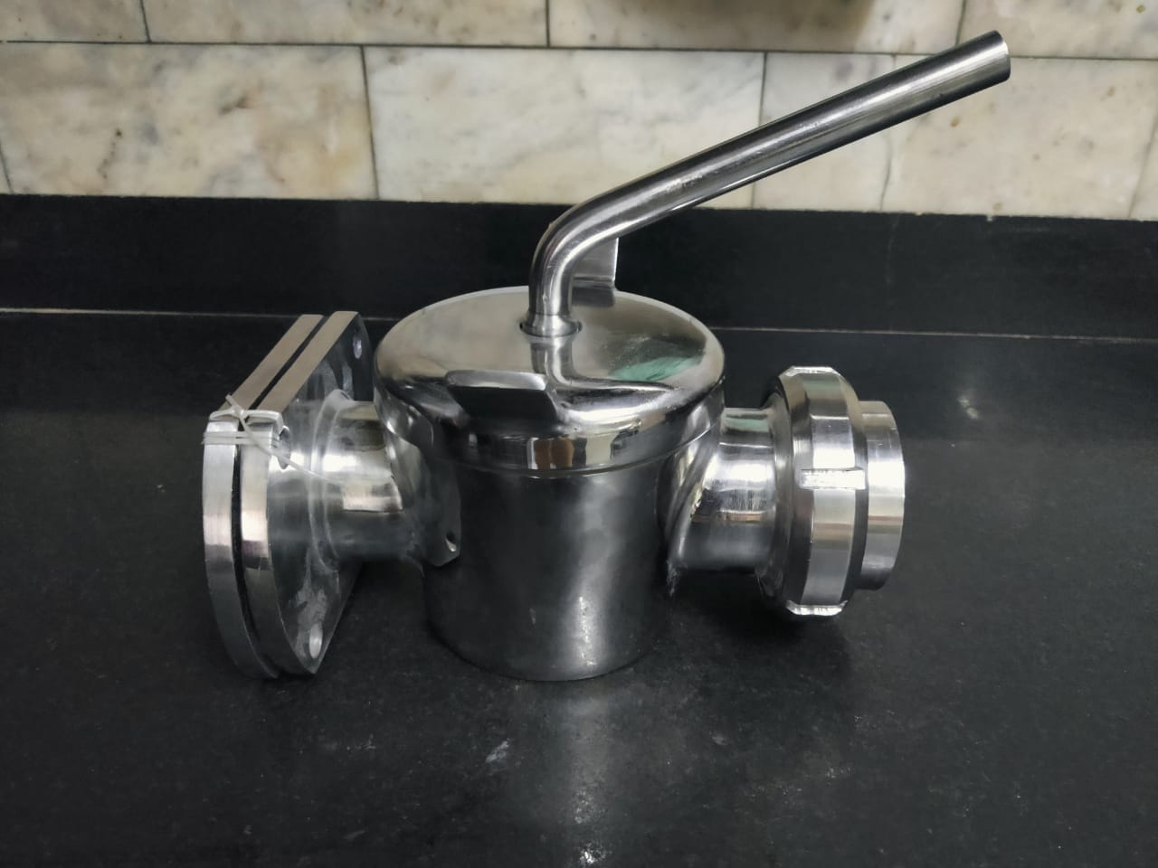 Two-way tank valve with a flange connection on one side and a union connection on the other.
