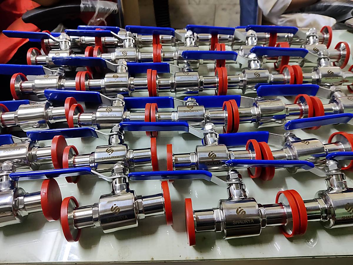 Sanitary 2-way stainless steel ball valve with tri-clamp ends and lever handle