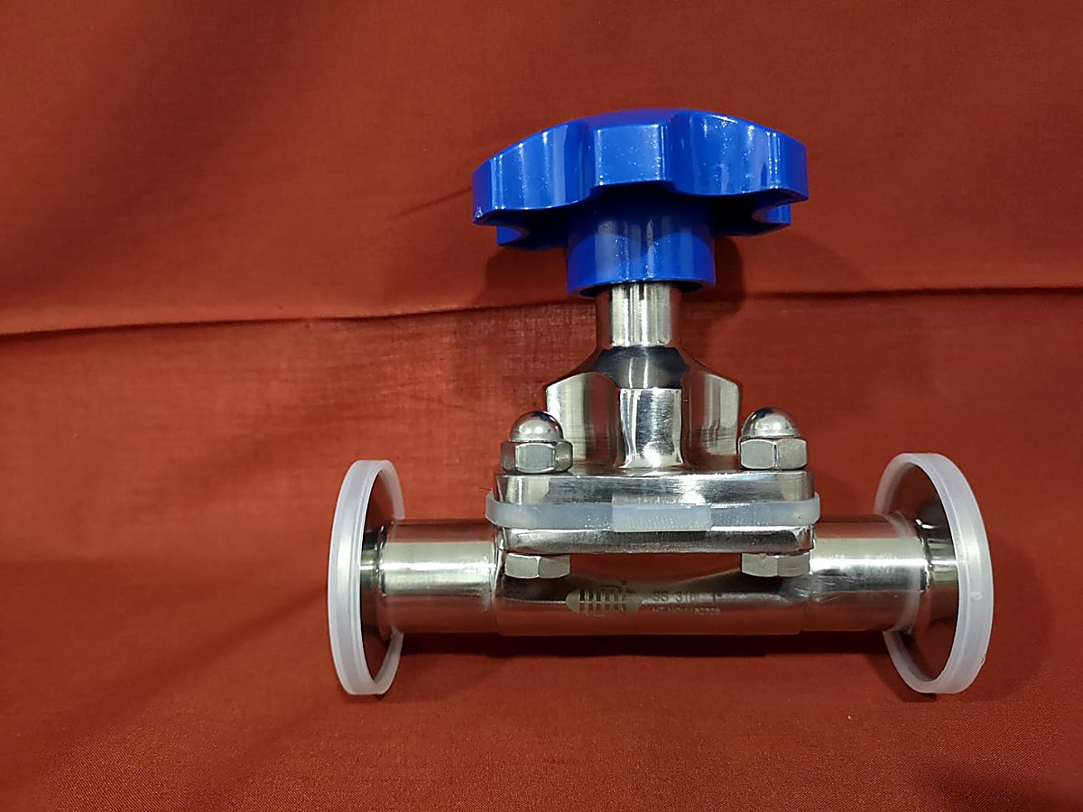 Sanitary weir-type diaphragm valve in stainless steel with TC ends and handwheel