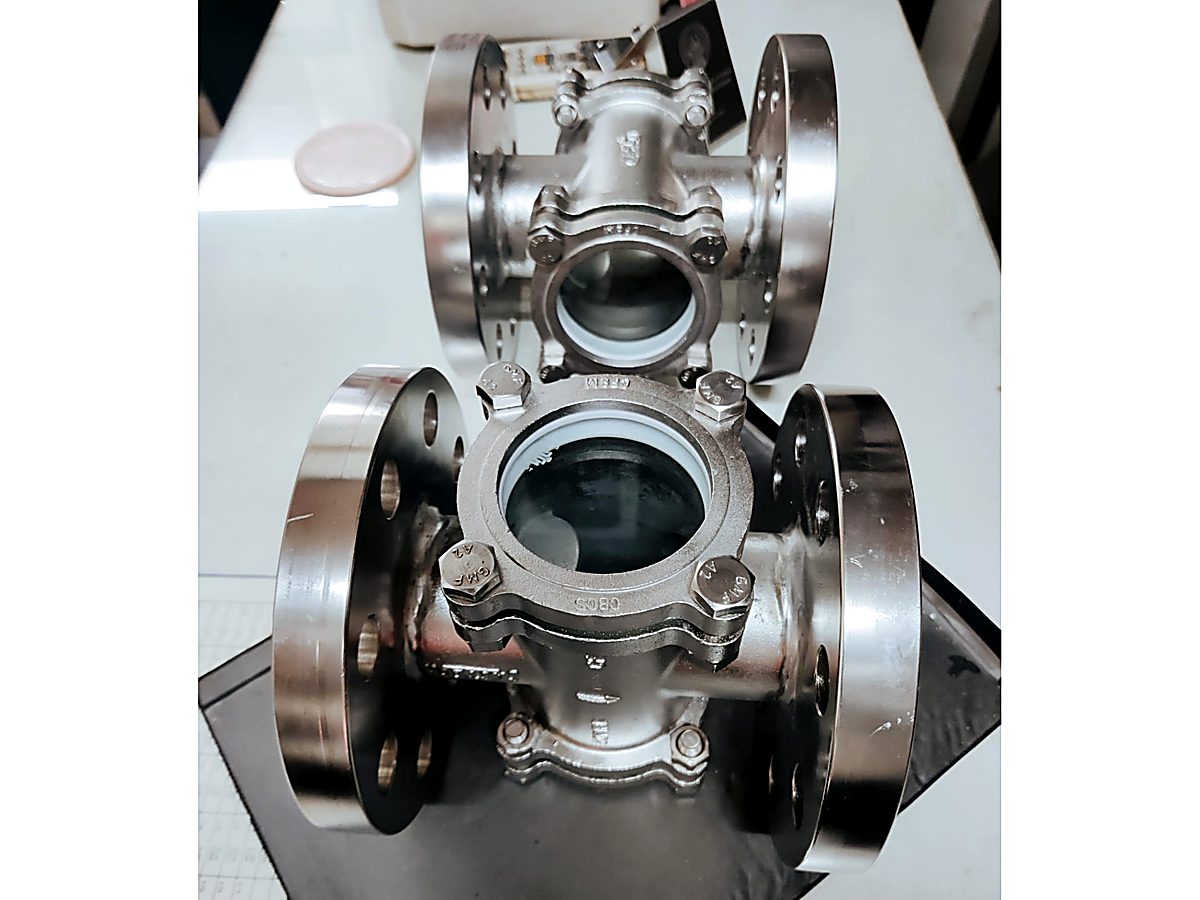 Tee-type flanged sight glass with stainless steel body and tempered-glass window