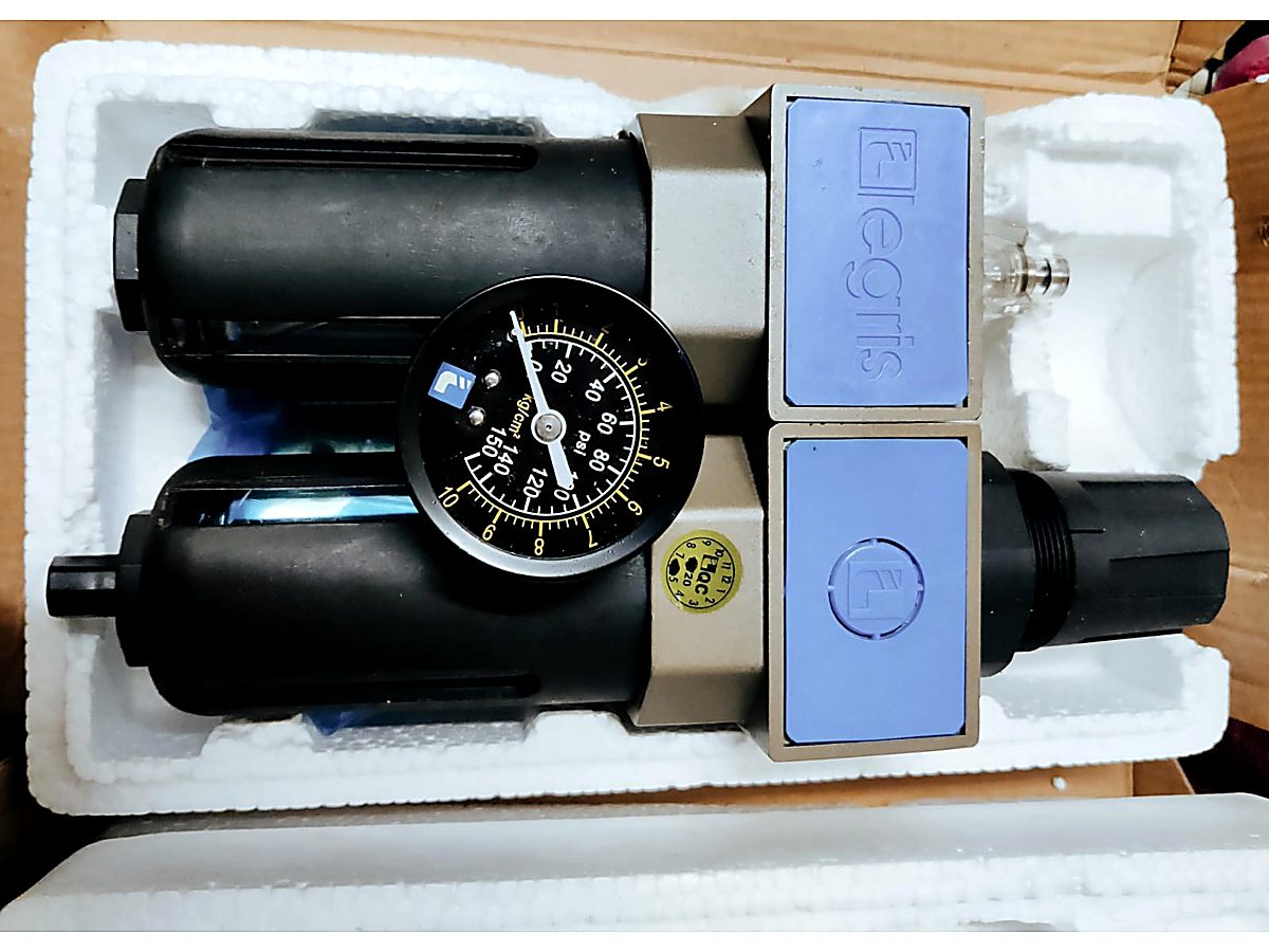 Pneumatic filter-regulator FRL unit with integrated pressure gauge and guarded bowl