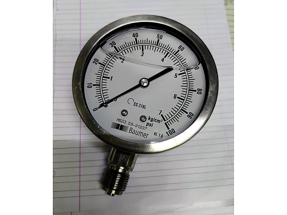 Glycerin-filled sanitary pressure gauge with stainless steel wetted parts and dual scale