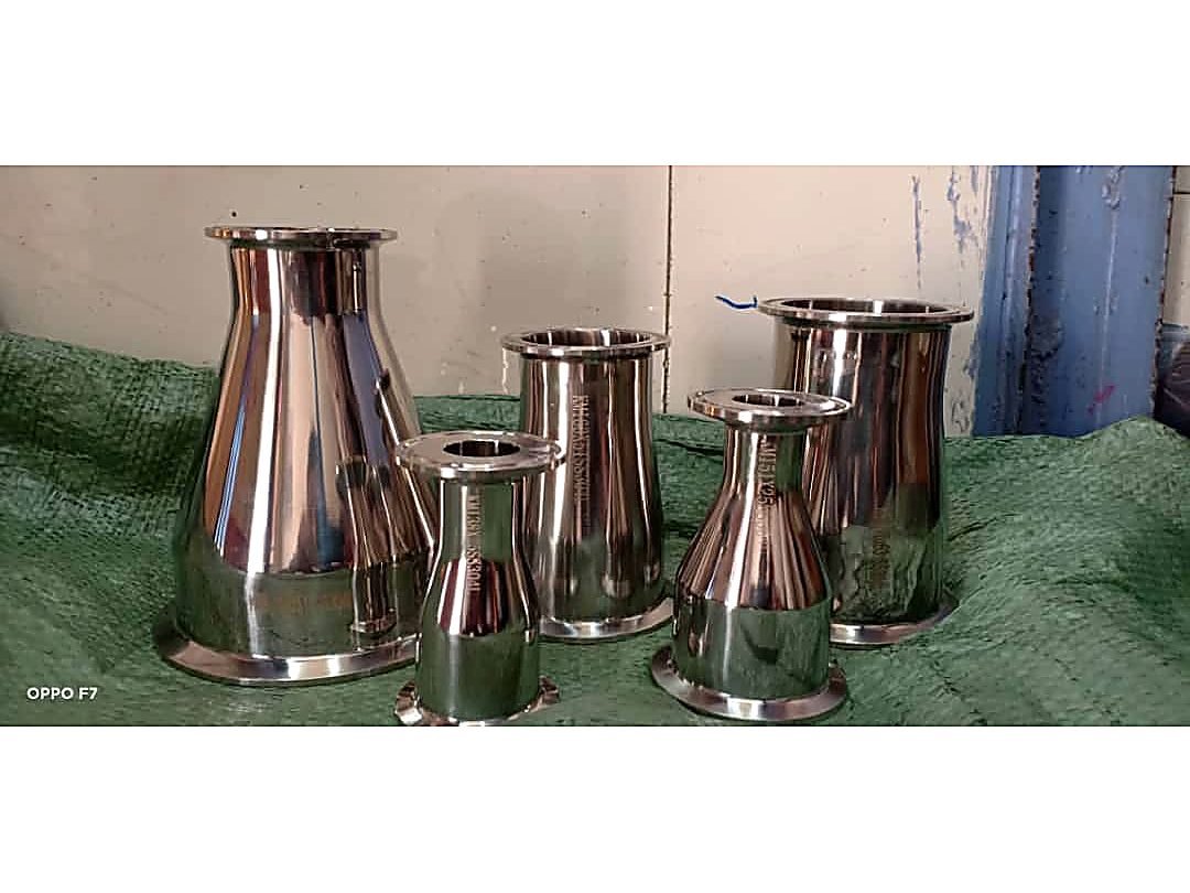 Stainless steel tri-clamp end reducer connecting ferrules of different sizes