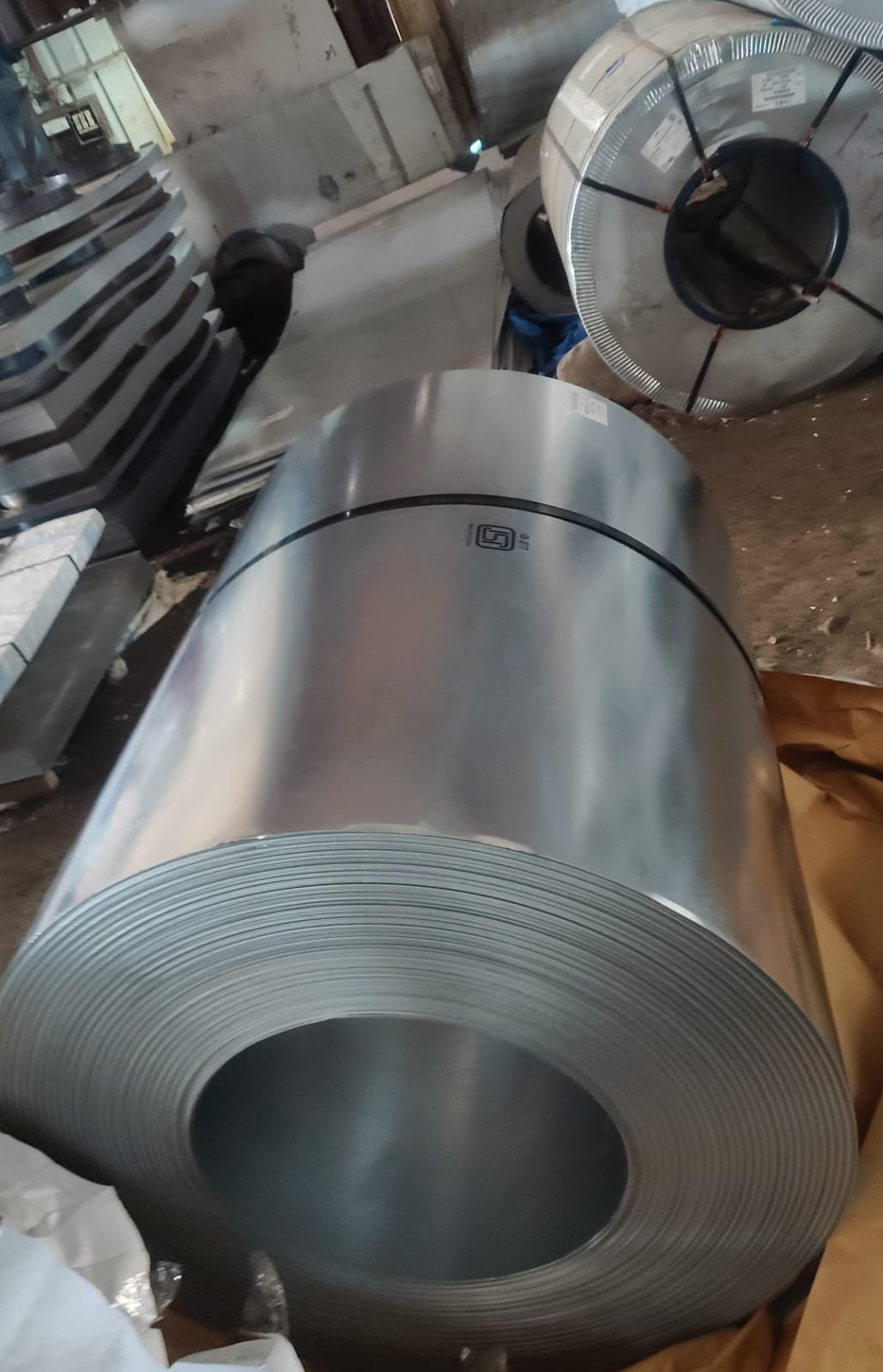 GI galvanized steel coil with spangle pattern during inspection